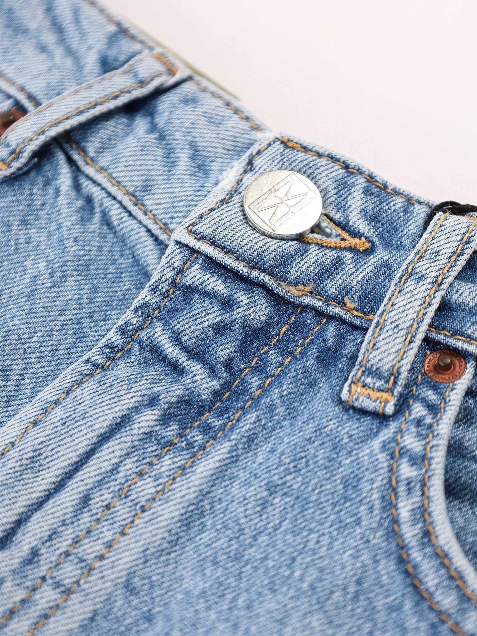 Джинсы голубого цвета 